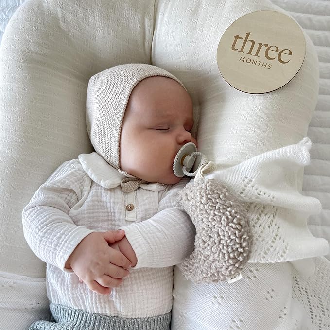 Ali+Oli Plush Pacifier Holder (Moon-Sand) Soft Binky Holder for Babies, Plush Holder for Pacifiers, Cute Baby Binkies Plush Holder, Pacifier Holder for Baby Boys & Girls, Baby Toy with Cute Decor